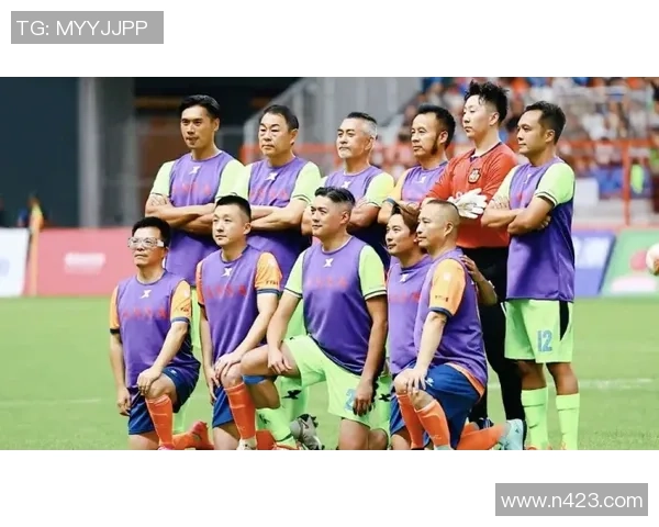 足球明星之间的亲密关系全景图揭示他们的友谊与竞争动态